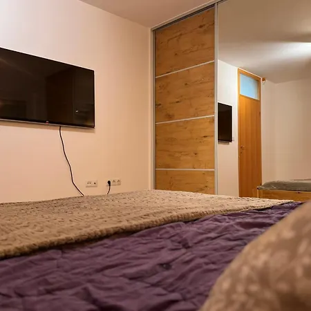Luxurious 4bdr Retreat With Free Parking *