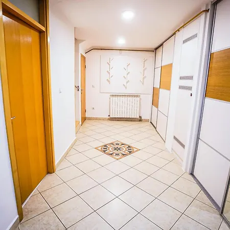 Luxurious 4Bdr Retreat With Free Parking