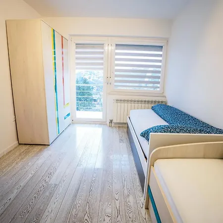 Вилла Luxurious 4Bdr Retreat With Free Parking