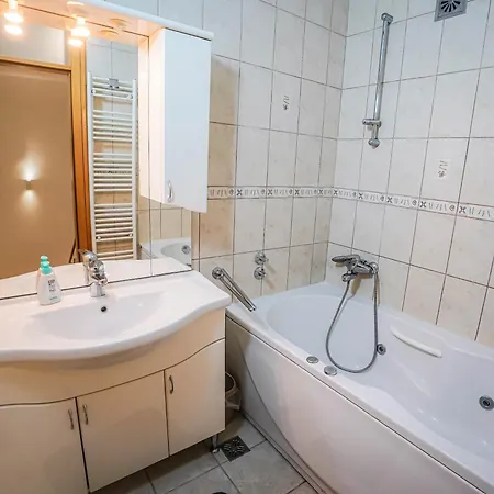 Luxurious 4bdr Retreat With Free Parking Villa *