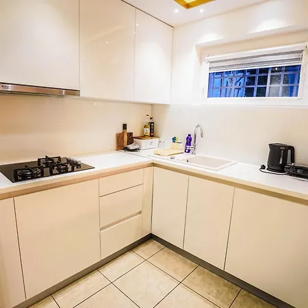 Luxurious 4bdr Retreat With Free Parking