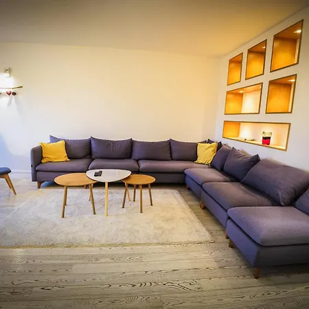 Luxurious 4bdr Retreat With Free Parking *
