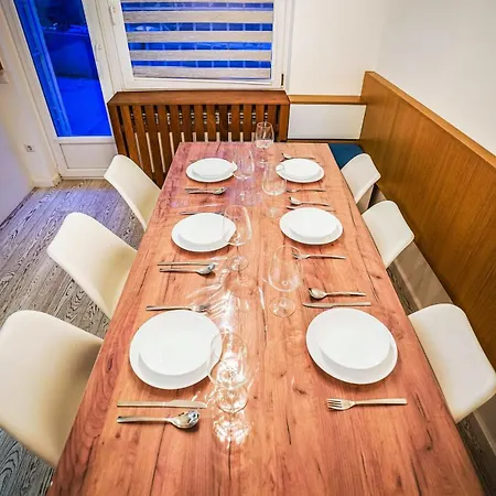 Luxurious 4Bdr Retreat With Free Parking