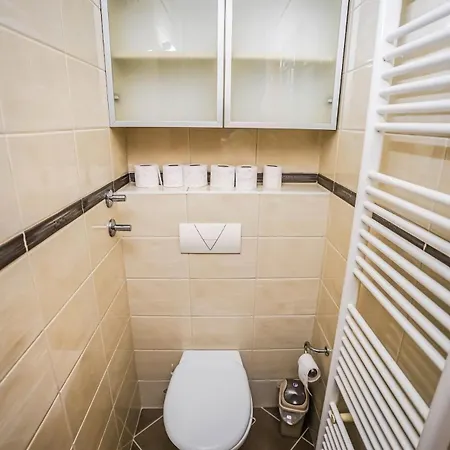 Luxurious 4bdr Retreat With Free Parking Villa *