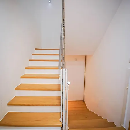 Luxurious 4bdr Retreat With Fireplace Szarajevó