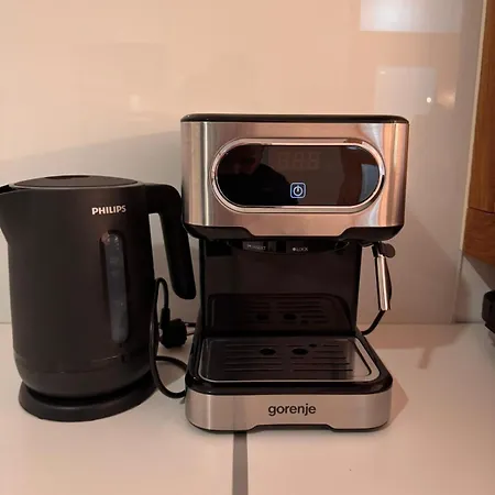 Luxurious 4bdr Retreat With Fireplace *