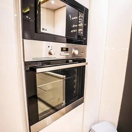 Luxurious 4bdr Retreat With Free Parking Villa