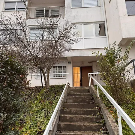 Luxurious 4bdr Retreat With Free Parking Villa
