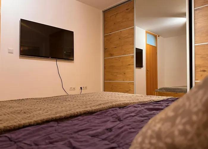 Luxurious 4bdr Retreat With Fireplace *