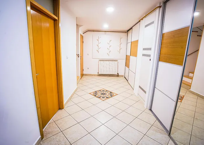 Luxurious 4bdr Retreat With Fireplace