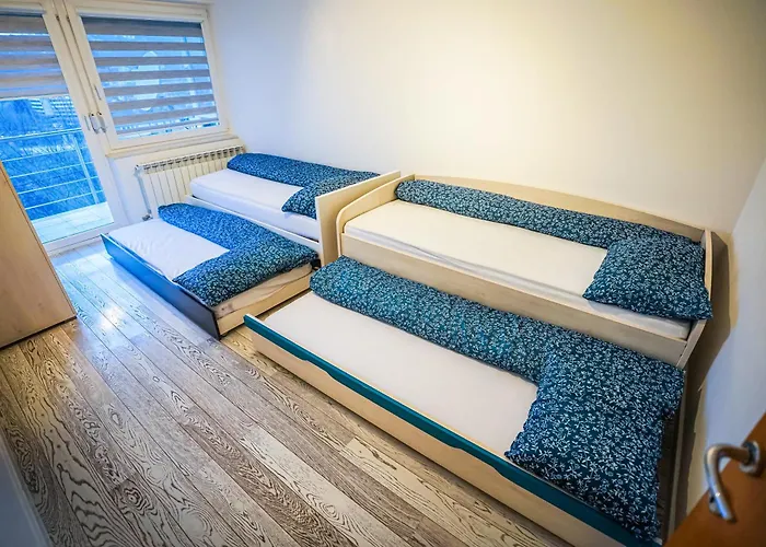 Luxurious 4bdr Retreat With Fireplace