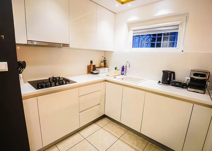 Luxurious 4bdr Retreat With Fireplace