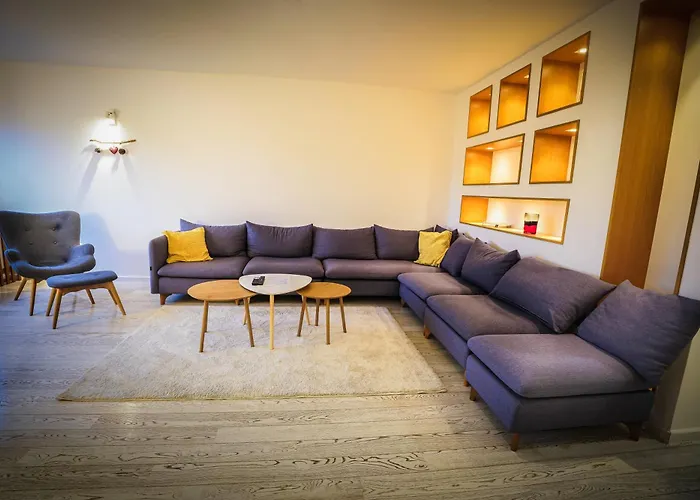 Luxurious 4bdr Retreat With Fireplace *