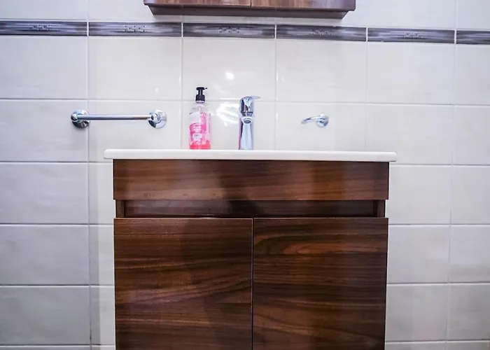 Luxurious 4bdr Retreat With Fireplace * سراييفو