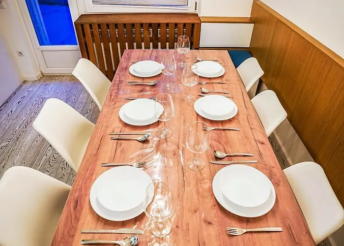 Luxurious 4bdr Retreat With Fireplace