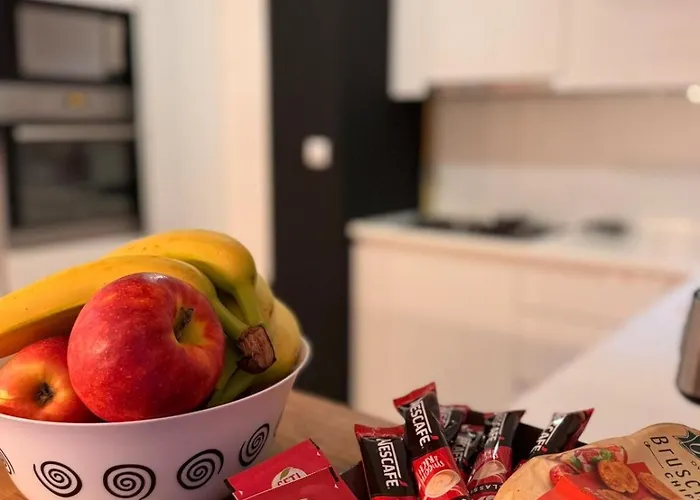 Luxurious 4bdr Retreat With Fireplace *