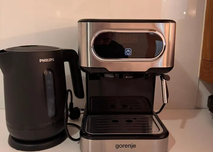 Luxurious 4bdr Retreat With Fireplace *