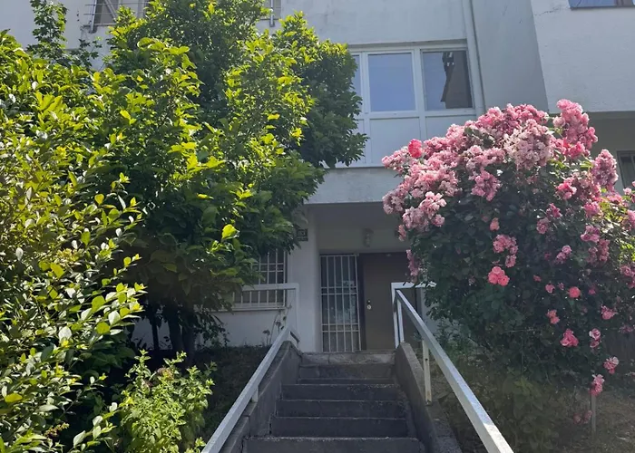 Luxurious 4bdr Retreat With Fireplace *